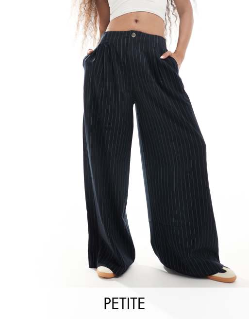 Stradivarius Petite - Pantaloni sartoriali con fondo ampio color blu navy gessati con pieghe 