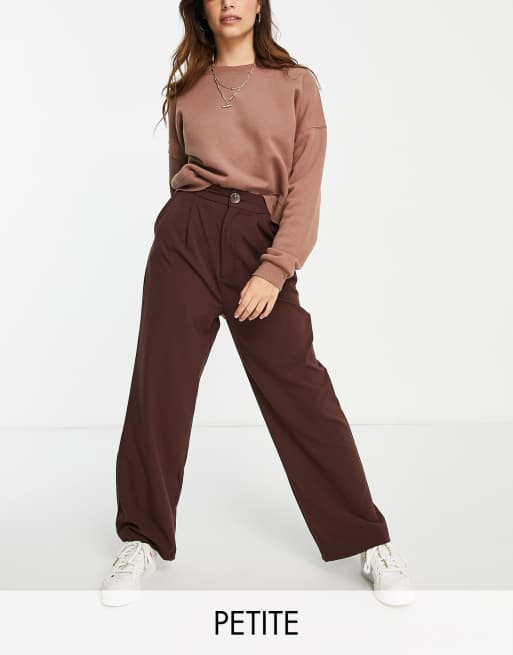 Stradivarius Petite - Ruimvallende dad broek met wijde pijpen in chocoladebruin
