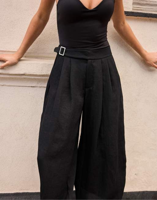 Stradivarius Petite Sarouel-Hose mit Schnalle in Schwarz, 4 von 7