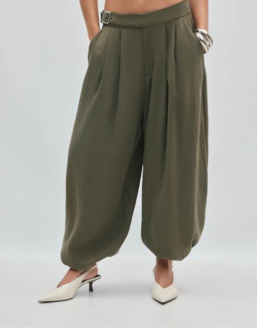 Stradivarius Petite sarouelbyxor med spänne i khaki, 2 av 7