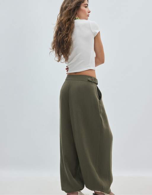 Stradivarius Petite sarouelbyxor med spänne i khaki, 3 av 7