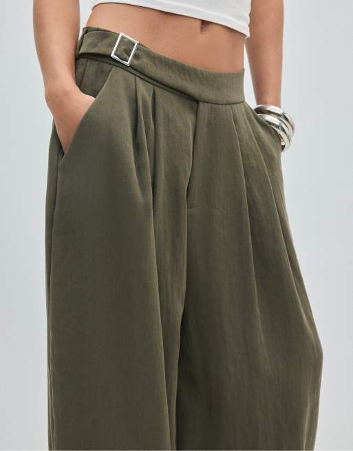 Stradivarius Petite sarouelbyxor med spänne i khaki, 4 av 7