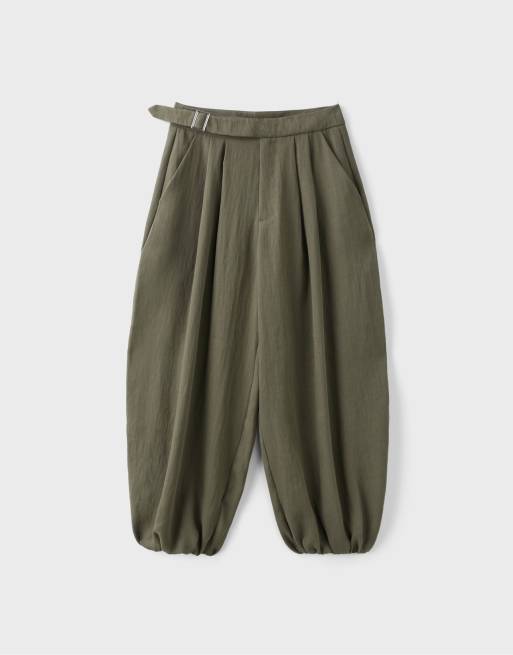 Stradivarius Petite sarouelbyxor med spänne i khaki, 6 av 7