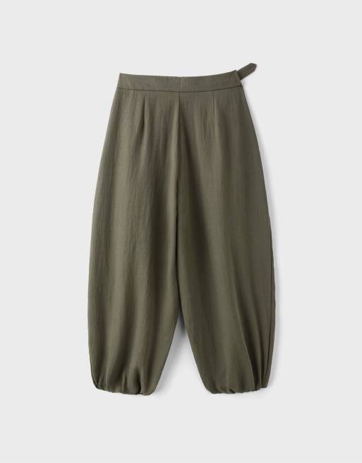 Stradivarius Petite sarouelbyxor med spänne i khaki, 7 av 7