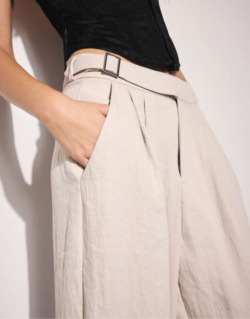 Stradivarius Petite sarouelbyxor med spänne i naturvit, 4 av 7