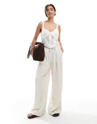 Stradivarius Petite - Schlupfhose in Beige mit weitem Bein-Neutral