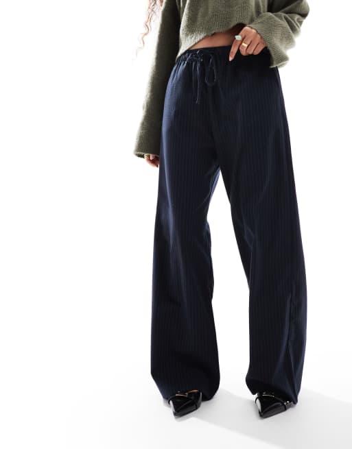 Stradivarius Petite – Schlupfhose in Marineblau mit Nadelstreifen