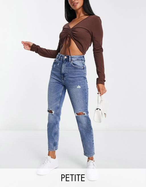 Stradivarius Petite – Schmal geschnittene Mom-Jeans in authentischem Blau mit Stretchanteil und Zierrissen