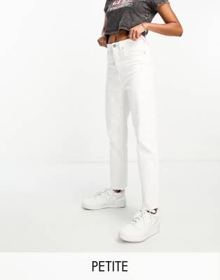 Stradivarius Petite - Schmal geschnittene Mom-Jeans mit Stretch, in Weiß