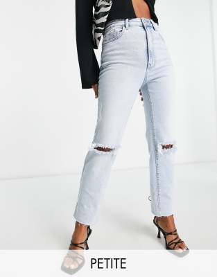 Stradivarius Petite - Schmal geschnittene Mom-Jeans mit Stretch und Rissen in Vintage-Blau