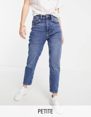 Stradivarius Petite - Schmal geschnittene Mom-Jeans mit Stretchanteil in authentischem Blau