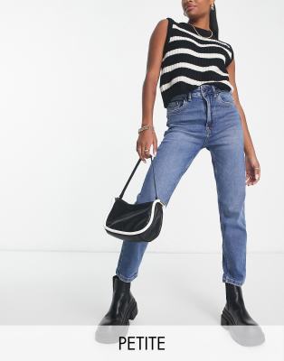 Stradivarius Petite - Schmal geschnittene Mom-Jeans mit Stretchanteil in authentischem Blau