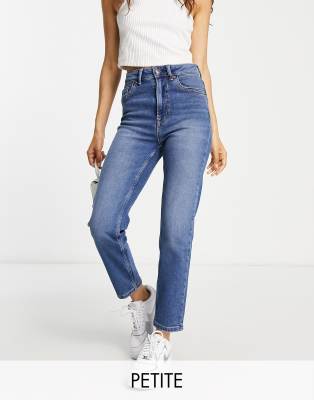 Stradivarius Petite - Schmal geschnittene Mom-Jeans mit Stretchanteil in authentischem Blau