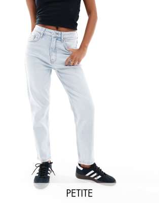 Stradivarius Petite - Schmale Mom-Jeans in hellblauer Waschung mit Stretchanteil