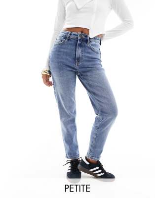 Stradivarius Petite - Schmale Mom-Jeans mit Stretch in mittlerer Waschung-Blau