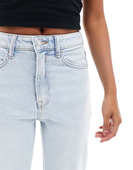 Stradivarius Petite slim mom jeans with stretch in light wash blue , 3 of 5