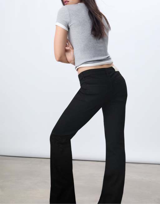 Stradivarius Petite smala bootcut-jeans i svart, 3 av 7