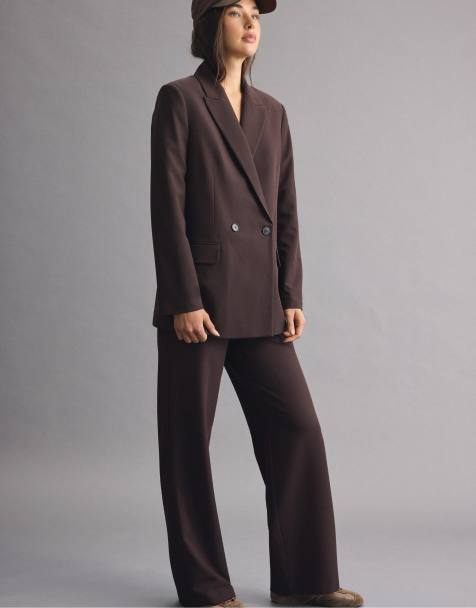Stradivarius Petite soepelvallende rechte broek met riem in bruin - view 1