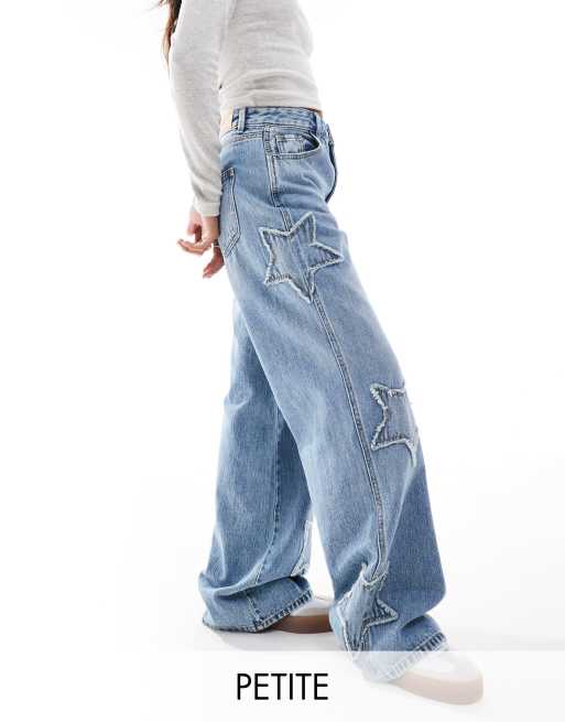 Stradivarius Petite - STR - Jeans a fondo ampio blu medio con toppa di stella