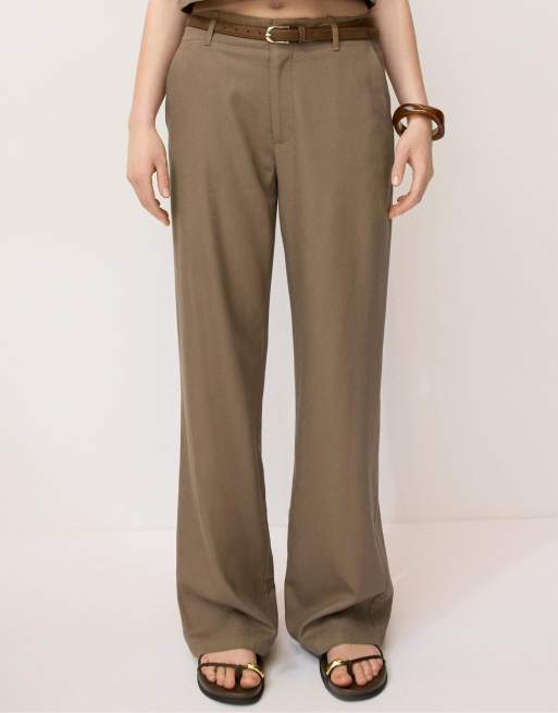 Stradivarius Petite straight-leg linen-effect trousers with belt in brown, 2 of 4
