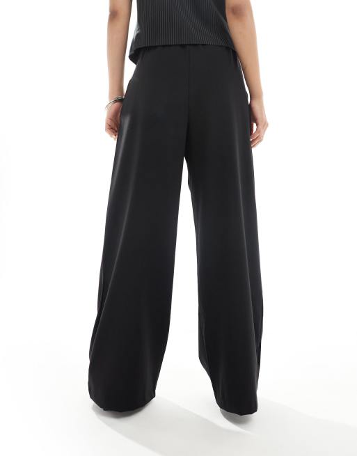 Stradivarius Petite – Svarta, figursydda byxor med veck framtill  , 5 av 5