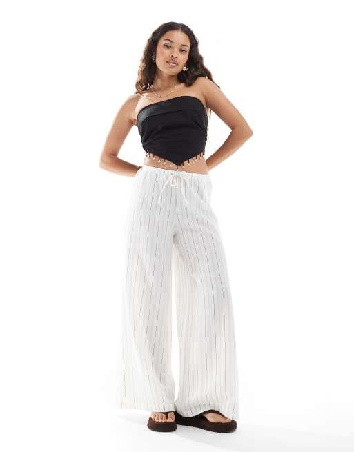 Stradivarius Petite – Vita, randiga byxor i linnestil med vida ben