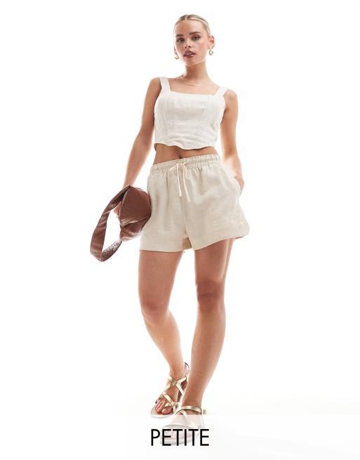 Stradivarius Petite – Wciągane szorty z materiału o fakturze lnu w kolorze naturalnym 