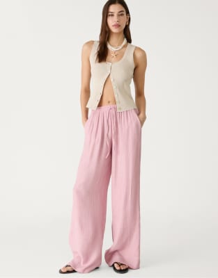 Stradivarius Petite - Weich fallende, strukturierte Hose in Pastellrosa