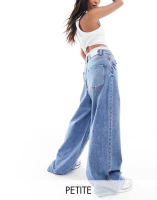 Stradivarius Petite - Weit geschnittene Jeans in Mittelblau mit Boxershorts-Bund