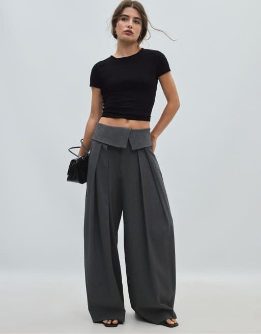 Stradivarius Petite wide-leg trousers with turned-up waistband in dark grey, 5 de 7