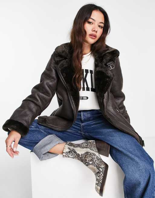 Stradivarius – Pilotenjacke aus Kunstleder in Braun