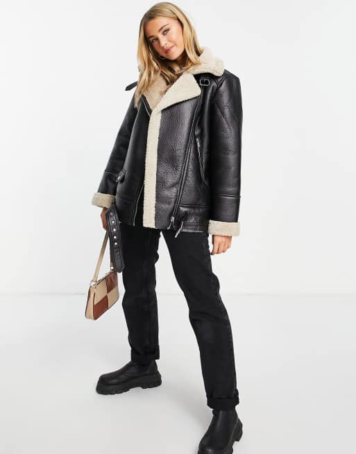Stradivarius – Pilotenjacke aus Kunstleder mit Borgfutter in Schwarz mit kontrastierendem Kunstpelz 