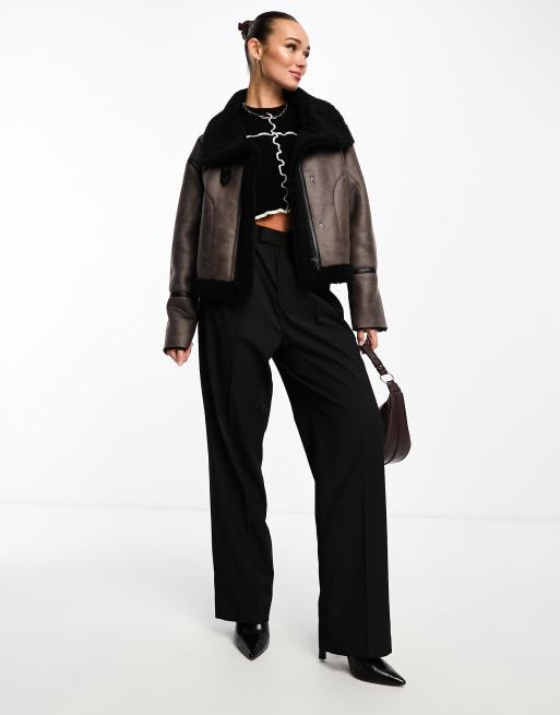 Stradivarius – Pilotenjacke in Braun mit kontrastierendem