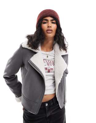 Thumbnail - Stradivarius - Pilotenjacke in Grau mit Teddyfutter