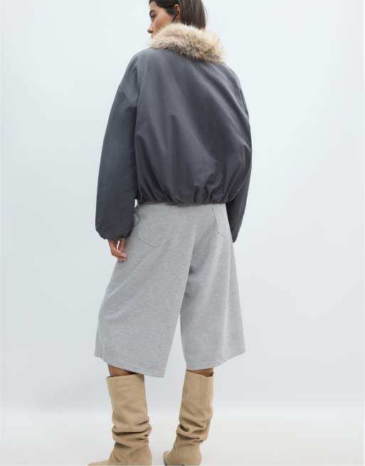 Stradivarius piumino con collo sciallato in pelliccia sintetica grigio scuro, 3 di 7