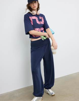 Stradivarius - Placement - Gerafftes Cropped T-Shirt in Dunkelblau-Marineblau