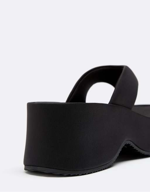 Stradivarius Platform thong sandals in black, 5 of 6
