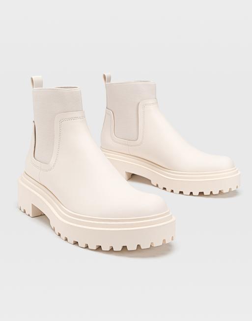 Stradivarius - Platte chelsea boots met rubberen zool in ecru