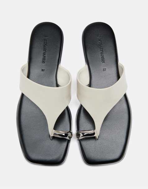 Stradivarius - Platte sandalen met metalen details in ecru - view 1