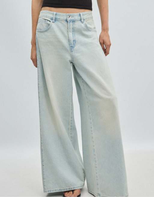 Stradivarius Pleated super wide-leg jeans in light bleach, 2 of 7