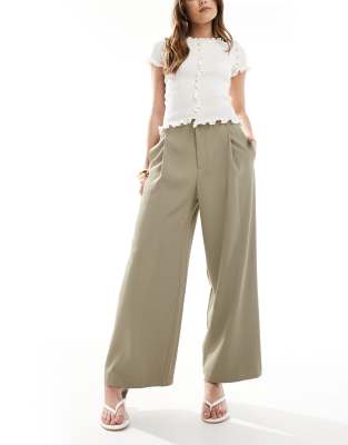 Stradivarius Stradivarius pleated tailored trouser in khaki-Green