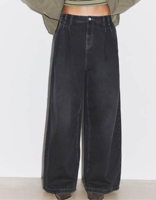 Stradivarius Plissierte Wide-Leg-Jeans in schwarz gewaschenem Denim, 2 von 7