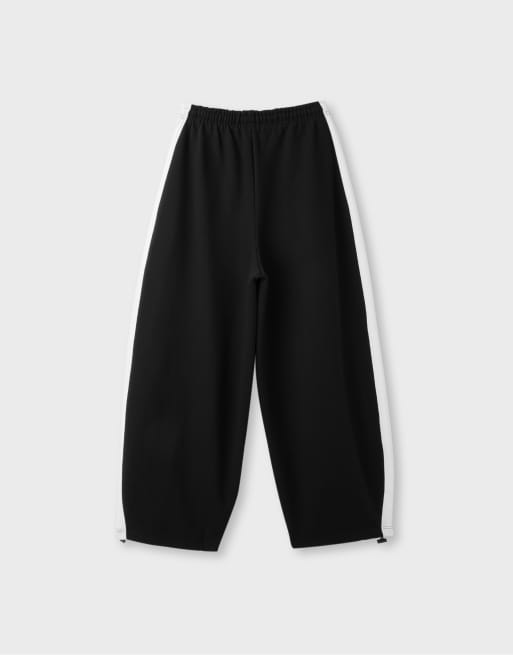 Stradivarius Plush contrast-side band joggers with toggles in black, 7 of 7