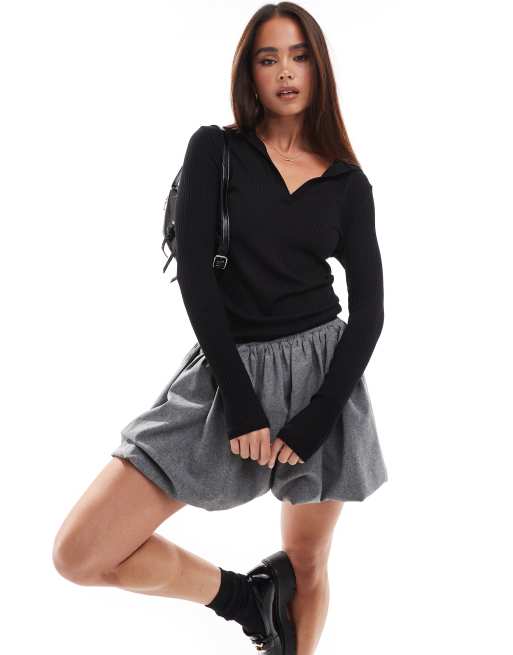 Stradivarius - Polo nera a coste con scollo a V profondo