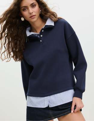 Stradivarius - Polo-Sweatshirt aus zwei Materialien in Marineblau