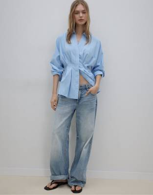 Stradivarius - Popeline-Hemdbluse in Himmelblau mit Faltendetails