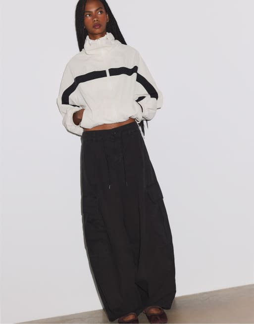 Stradivarius Poplin cargo trousers in black, 5 of 5
