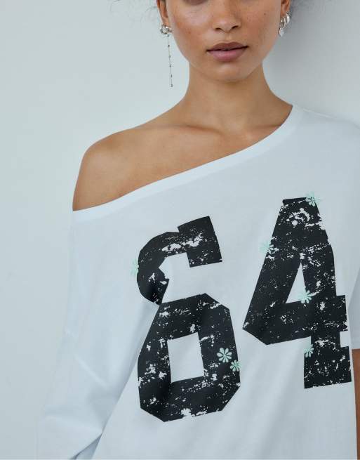 Stradivarius Positional print t-shirt in ecru, 4 of 4