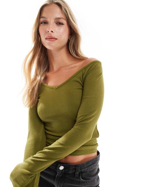 Stradivarius – Prążkowany top w kolorze khaki z dekoltem w szpic