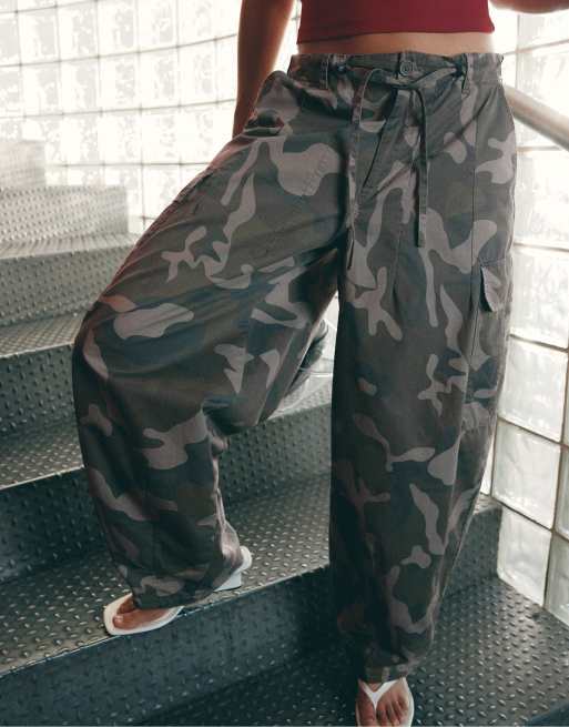 Stradivarius Printed cargo trousers in khaki, 2 of 7